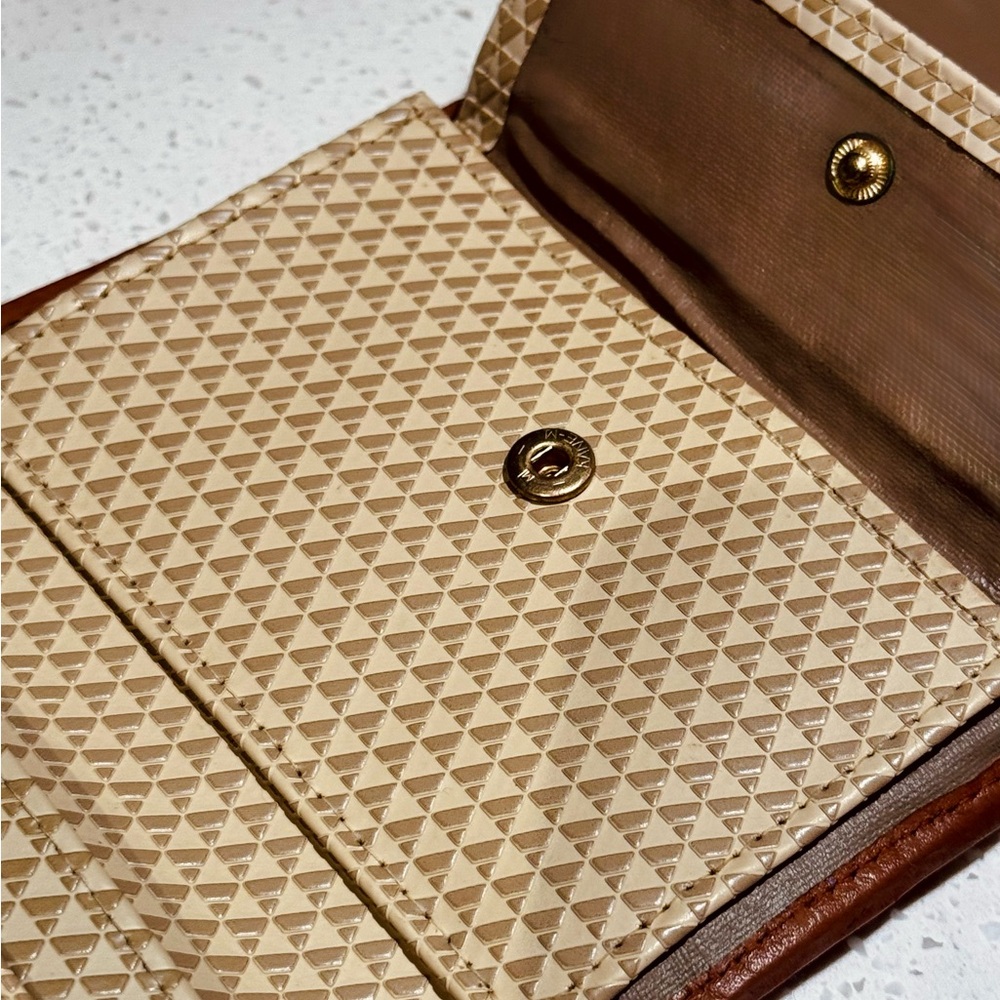 PRISTINE CONDITION - VINTAGE 1983 “Liz Claiborne Logo Crossbody Purse/Wallet” - Picture 6 of 9